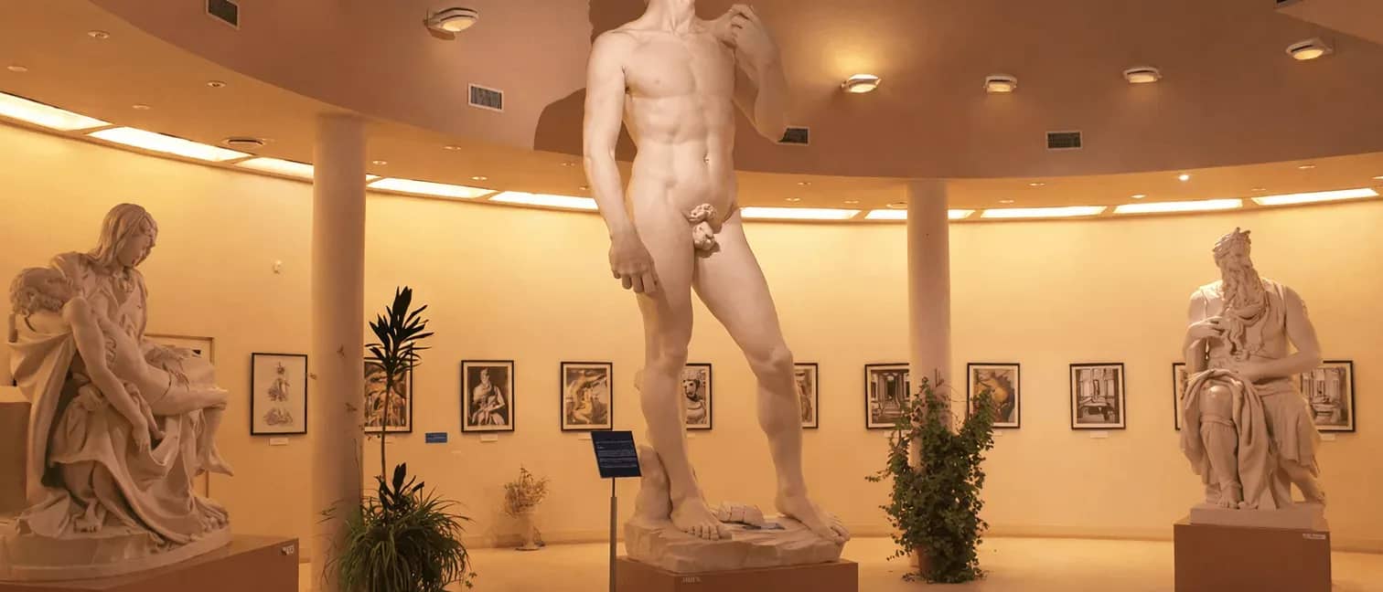 Interior de la Galería de arte del Teleférico Cerro Otto donde se aprecian sus 3 esculturas, El David, La Piedad y El Moisés