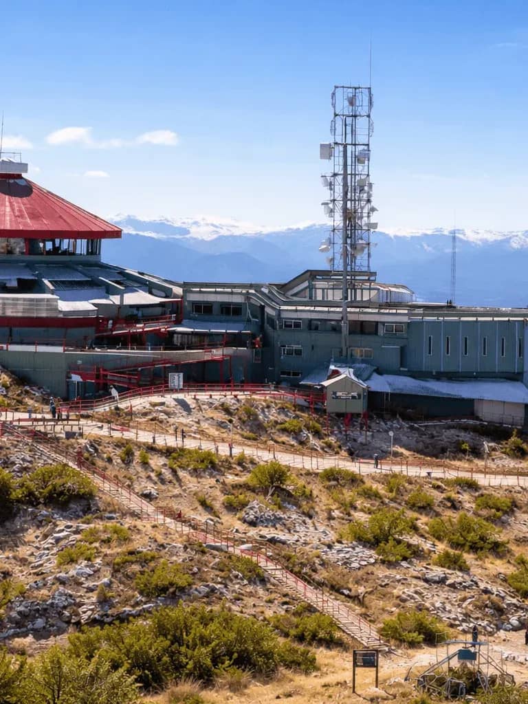 Vista al complejo del Teleférico, rodeado de bosque y bajo cielo despejado.
