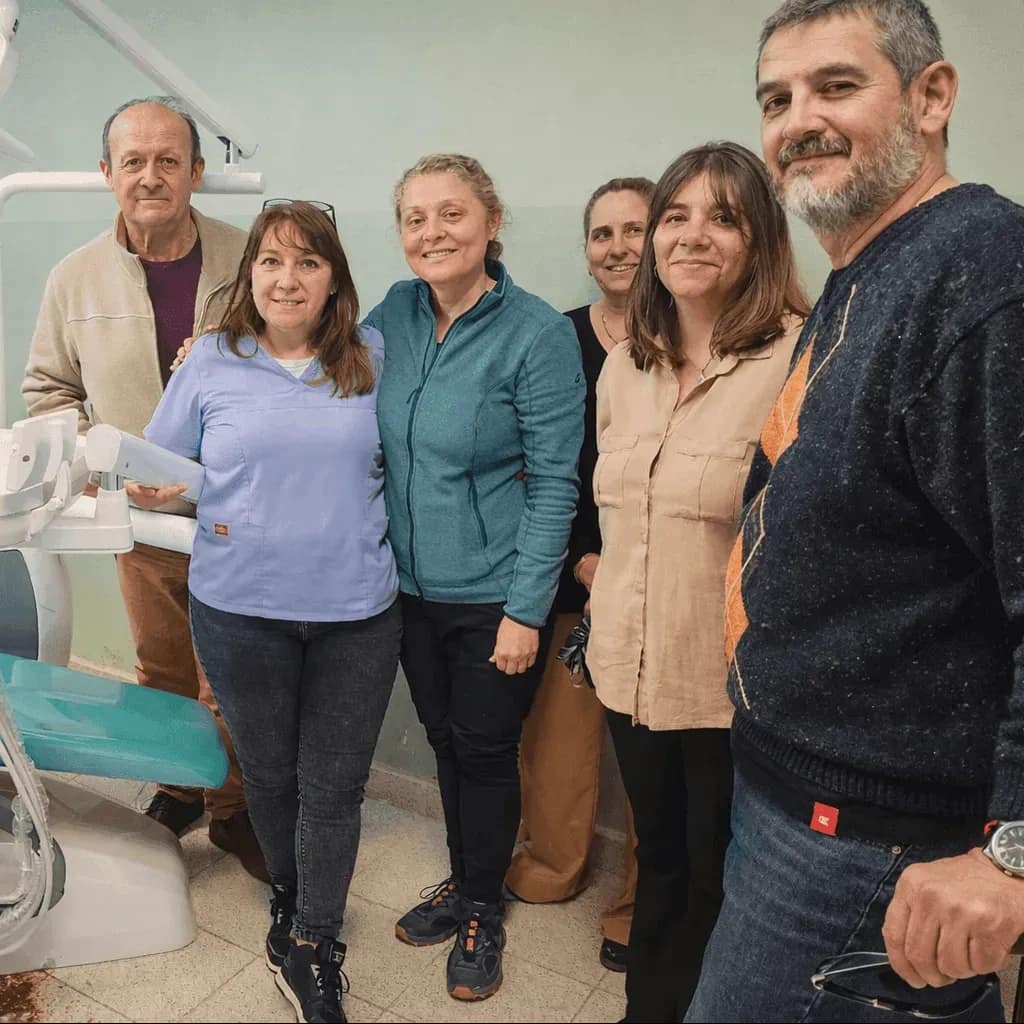 Integrantes de la cooperadora del hospital donando una silla para odontologos