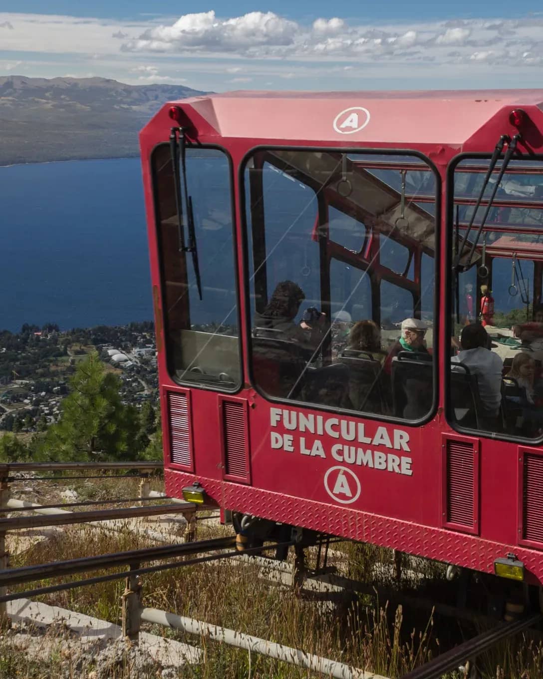 Frente del funicular llegando a su estacion superior con el lago Nahuel Huapi de fondo en un dia soleado