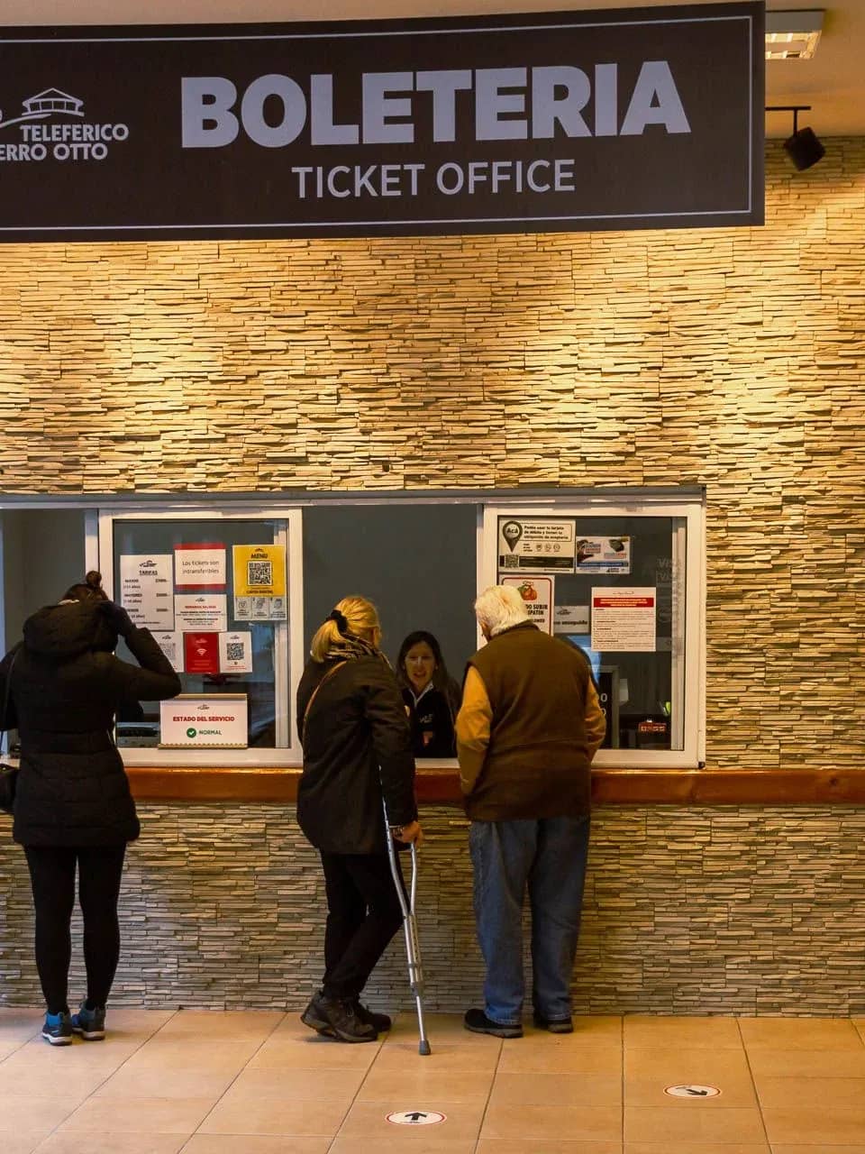Oficina de boletería de Teleférico Cerro Otto con personas adquiriendo sus tickets de ingreso