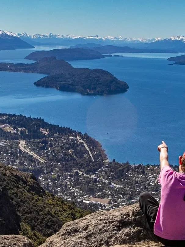 Vista aérea de la base del Teleférico Cerro Otto rodeada de bosque andino y montañas.